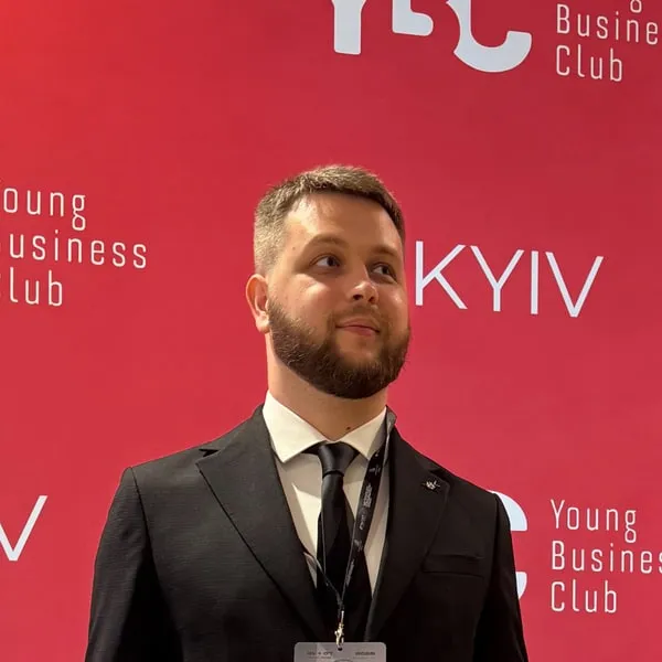 Портрет на червоному