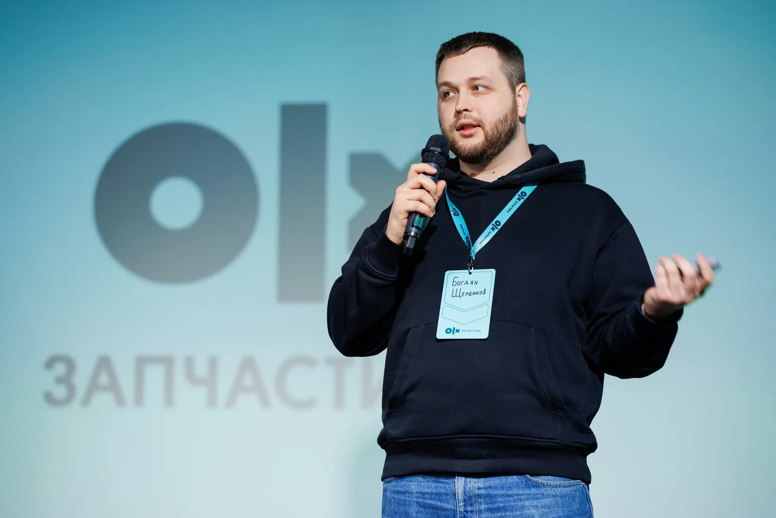 Богдан Щербаков виступає для OLX Запчастини: на екрані позаду знак OLX